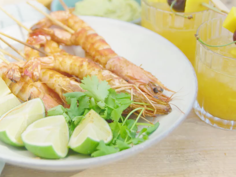 Gambaspiesjes met avocadohummus
