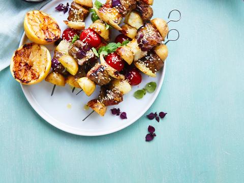 Lamsspiesjes met patatjes, venkel en halloumi