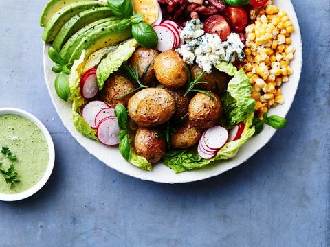 Cobb salade met geroosterde rozemarijnpatatjes