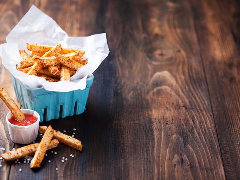 Bintjes- en knolselderfrietjes met barbecuesaus
