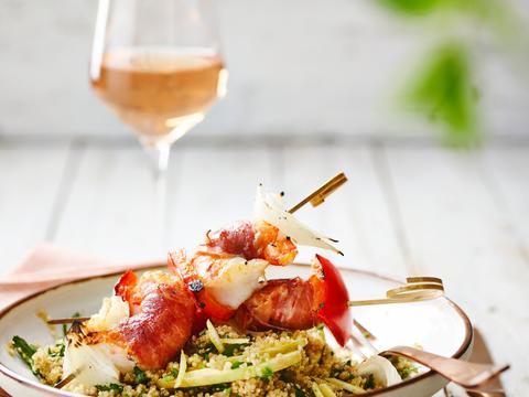 Scampi-hamspiesjes met quinoa-appelsalade