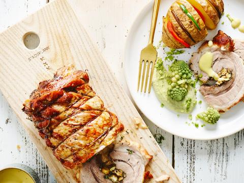 Porchetta met regenboogaardappelen en romige pickles