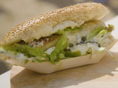 Hotdog met witte worst en appel