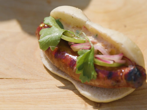 Brioche-dog met merguez en chimichurri