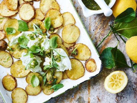 In de oven geroosterde aardappelschijfjes met dragonpesto en burrata