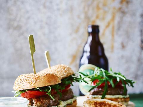 Hamburger met verse kruidenmayonaise en rucola