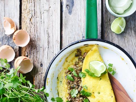 Kruidenomelet met een vulling van lamsgehakt en aubergine