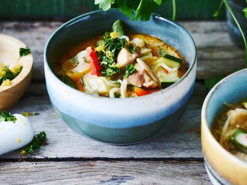 Thaise kokossoep met kip, rode curry en gremolata