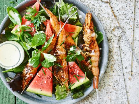 Kruidensalade met gegrilde gamba's, watermeloen en karnemelkdressing