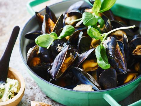 Mosselen met basilicumbotersaus