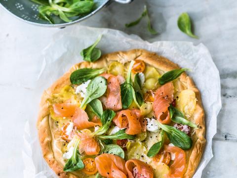 Aardappelpizza met gerookte zalm en veldsla