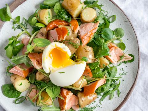 Kruidensalade met in honing gebakken zalm en een zachtgekookt eitje