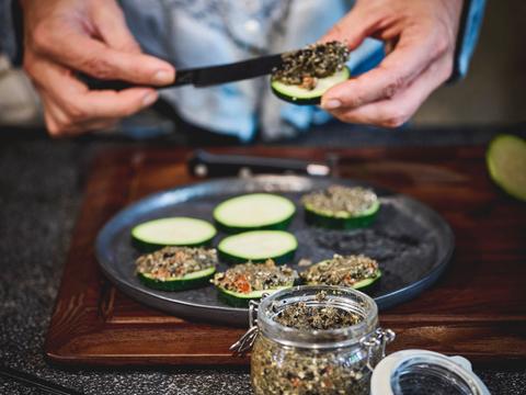 Olijventapenade op courgettetoastjes