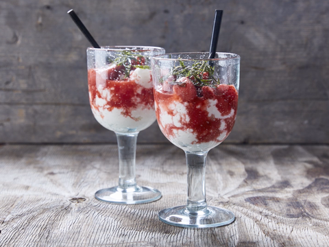 Gestoofde aardbeien met ricotta en honing
