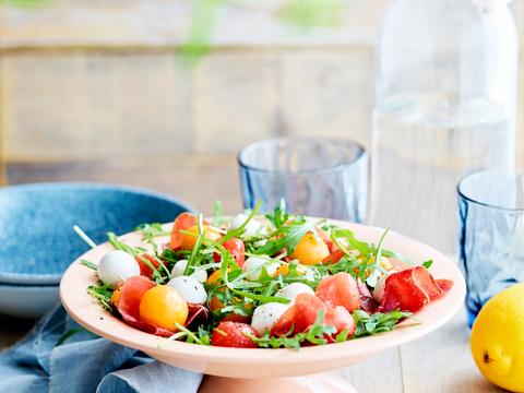 Meloenballetjes met mozzarella en rucola