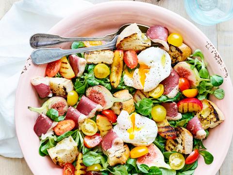 Panzanella met gepocheerd ei, gegrilde perzik en eendenborst