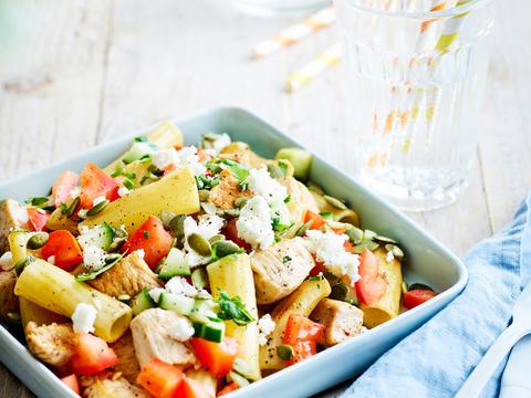 Pastasalade met kip, komkommer en kerstomaatjes