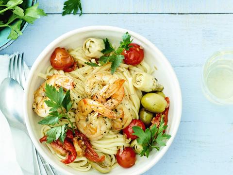 Pasta met scampi's, zongedroogde tomaten en artisjokharten