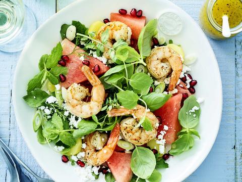 Zomerse scampisalade met watermeloen en feta