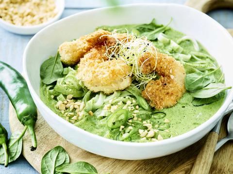 Frisgroene kruidencurry met kokosscampi's en noedels