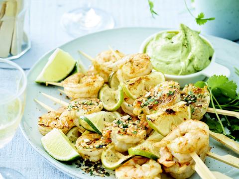 Pittige scampispiesjes met avocadodressing
