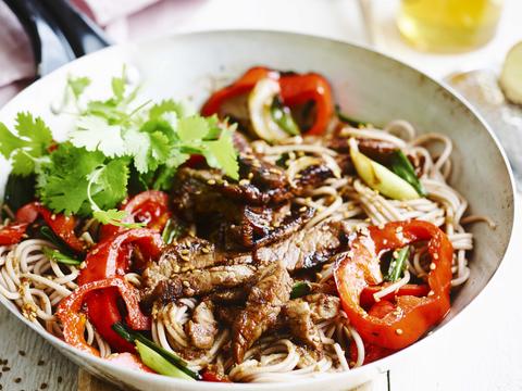 Sobanoedels met runderreepjes en gember-honingsausje