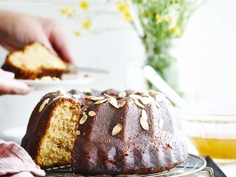 Honey bee drizzle cake