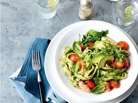Pasta met avocadopesto, warmgerookte zalm en tomaten