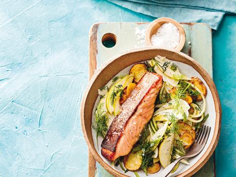 Knapperige zalm met venkel, peer en komkommersalade