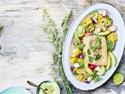 Zalm met bulgur, geroosterde bloemkool en een avocado-yoghurtdressing