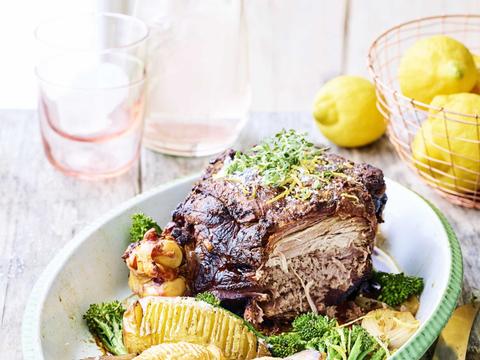 Lamsbout met gremolata en hasselback aardappelen