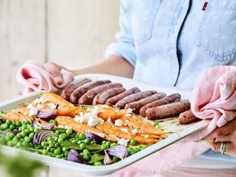 Worstjes met erwtjes en jonge wortelen