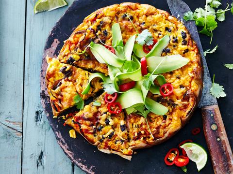Quiche met zoete-aardappelbodem, kruidige kip, bonen en mais