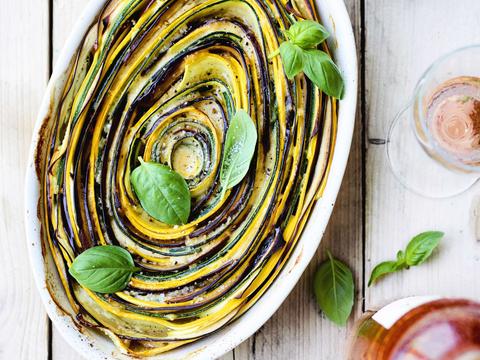 Tian met groene en gele courgette