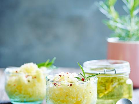 Granita van ananas met rozemarijn en roze peper