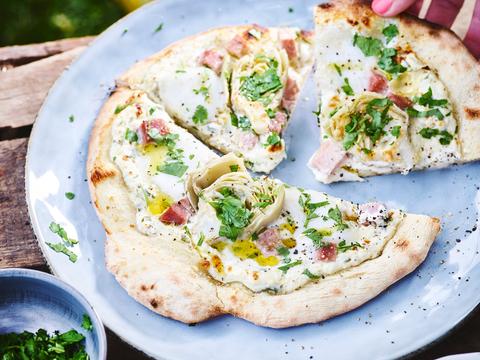 Pizza bianca met artisjok en mortadella