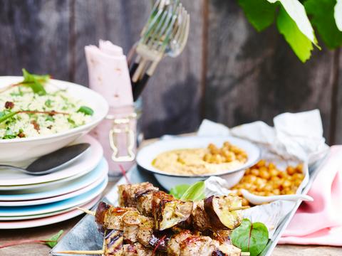 Lams-aubergine-spiesjes met  hummus en geroosterde kikkererwten