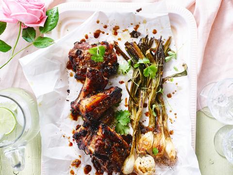 BBQ-ribbetjes met gegrilde lente-ui