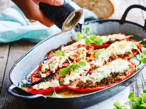 Geroosterde puntpaprika's met lamsgehakt, ricotta en marjolein