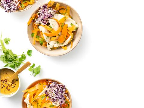 Wortelsalade met pindadressing en gepocheerde kip
