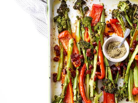 Ovengeroosterde broccolini en paprika met za'ater en chorizo
