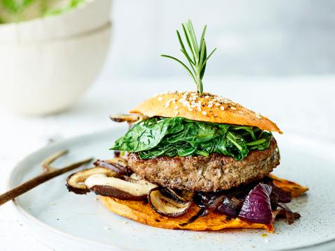 Rundburger met broodje van zoete aardappel