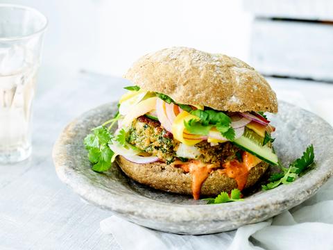Visburger met mango-papajasalade