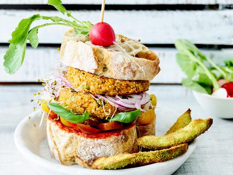 Kikkererwten-quinoaburger met avocadofrietjes