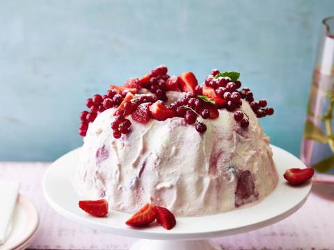 Gâteau au yaourt aux fraises et groseilles rouges