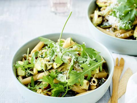 Penne van kikkererwtenmeel met courgette en pittenpesto