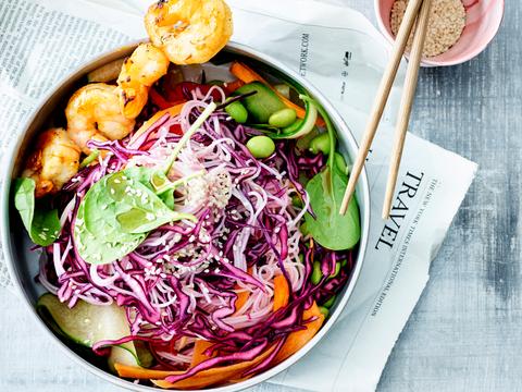 Oosterse rodekoolsalade met scampi's