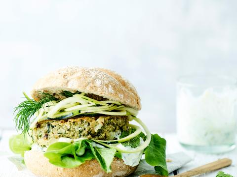 Kalkoenburger met geraspte courgette en tzatziki
