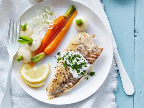 Gegrilde tarbot met raapjes, wortelen en een mosterdsausje