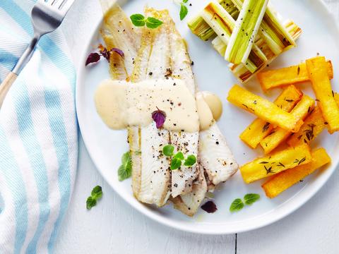 In de oven gebakken sliptong met prei, citroensaus en polentafrietjes